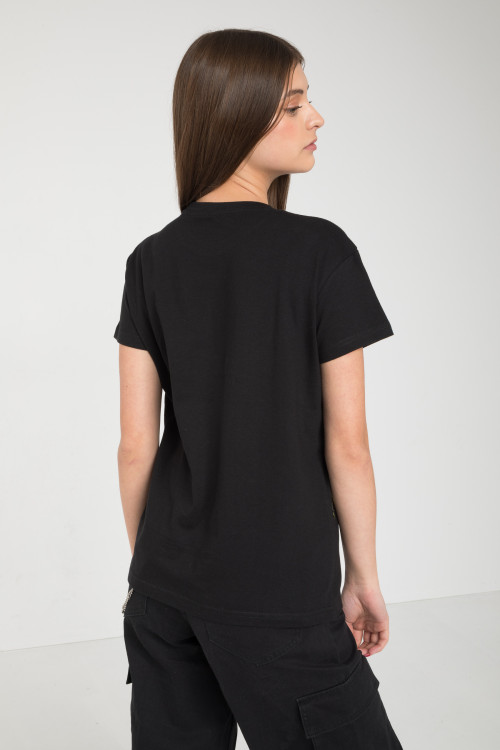 Czarny T-shirt z kolorowym nadrukiem z przodu