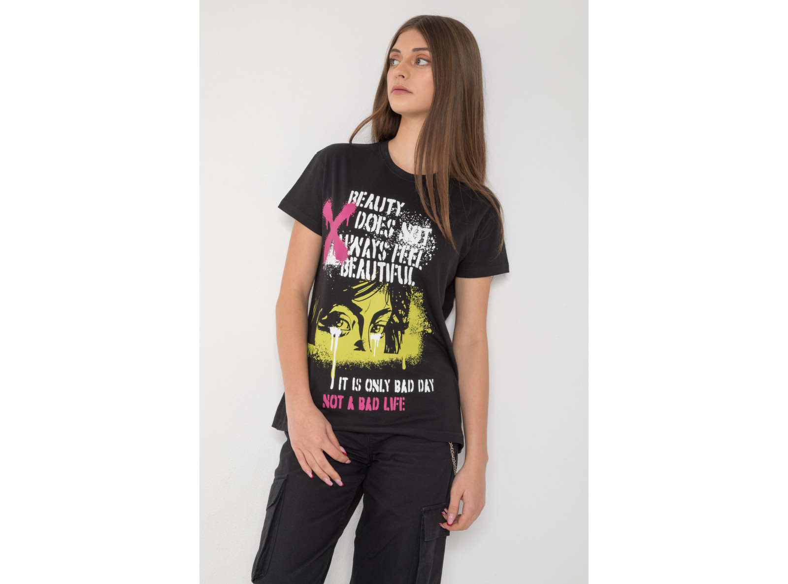 Czarny T-shirt z kolorowym nadrukiem z przodu