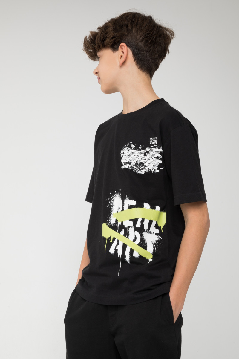 Czarny T-shirt z kolorowym nadrukiem z przodu