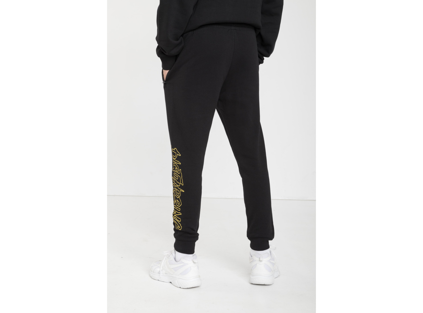 Czarne spodnie dresowe z nadrukiem na nogawce