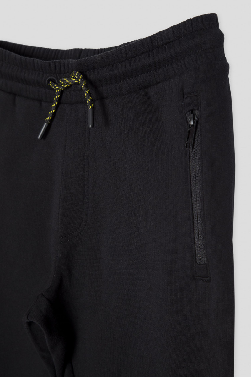 Czarne spodnie dresowe z nadrukiem na nogawce