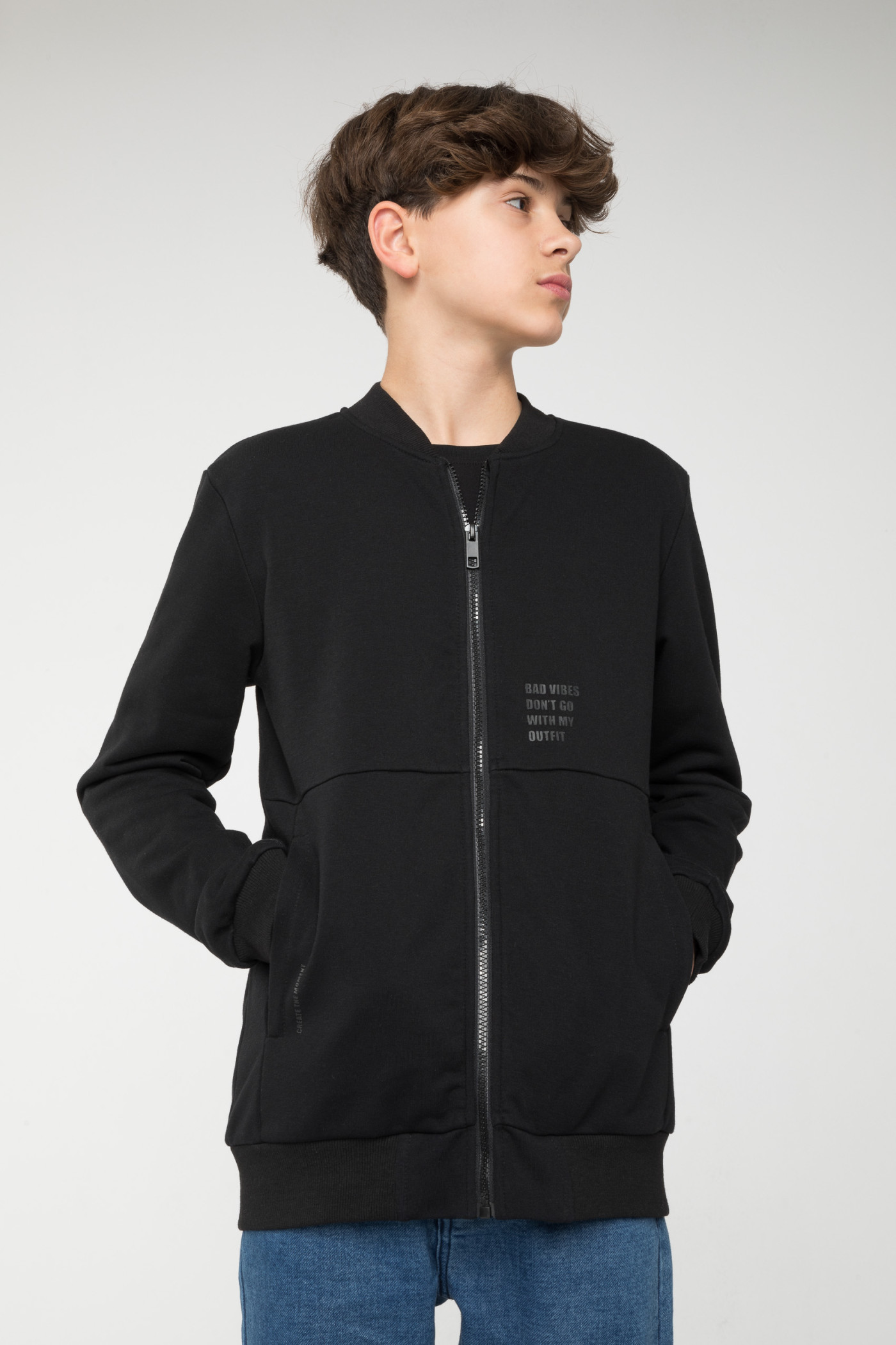 Czarna bluza na stójce typu bomberka