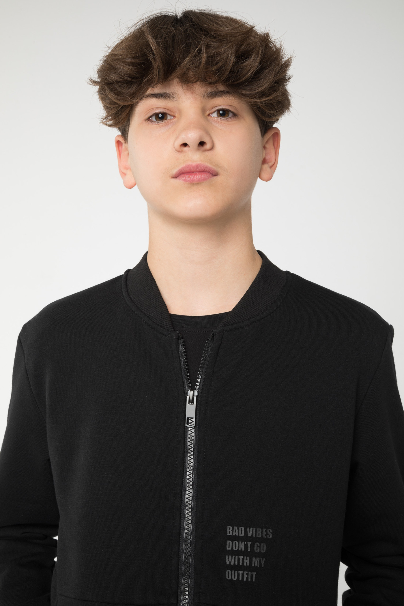 Czarna bluza na stójce typu bomberka