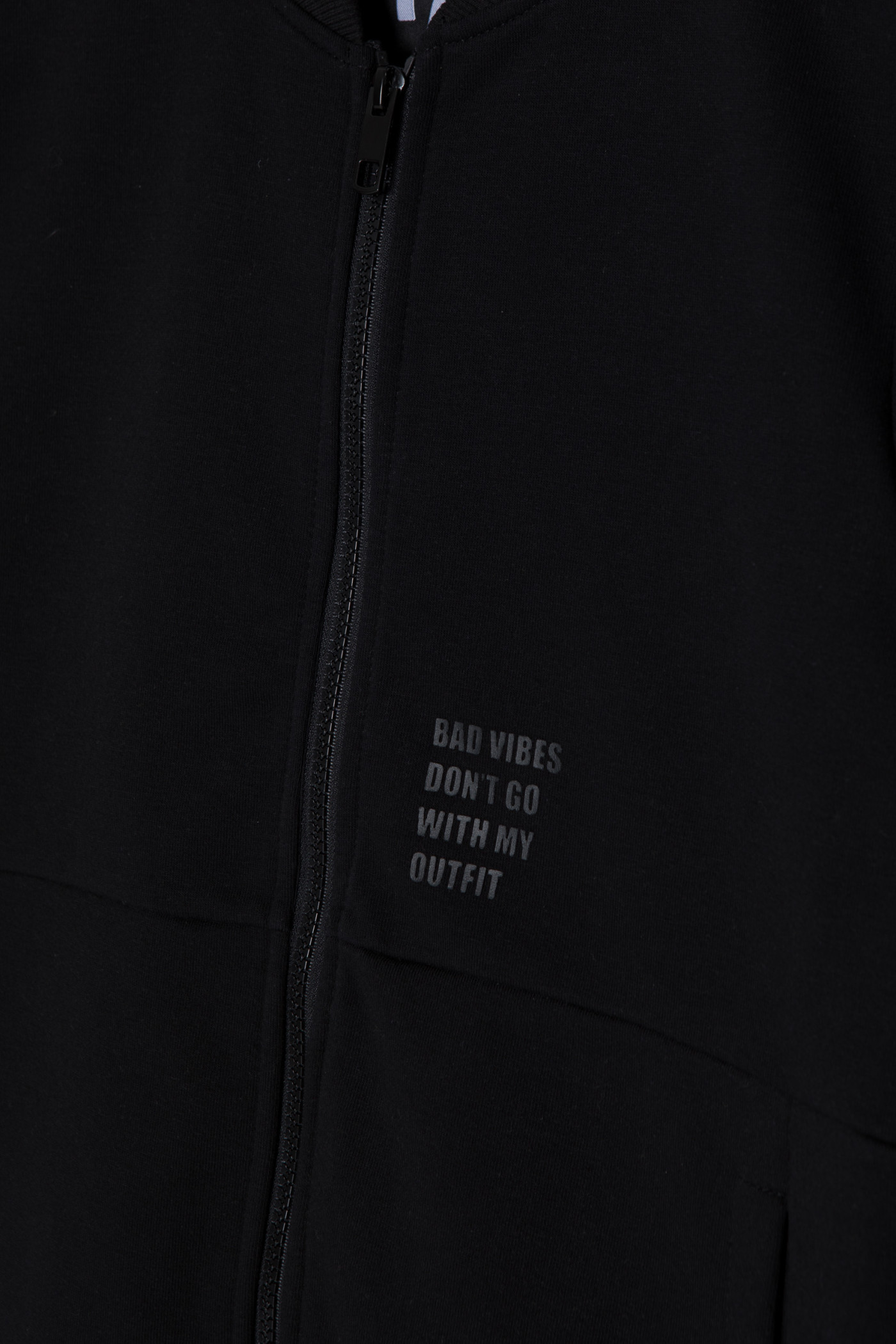 Czarna bluza na stójce typu bomberka