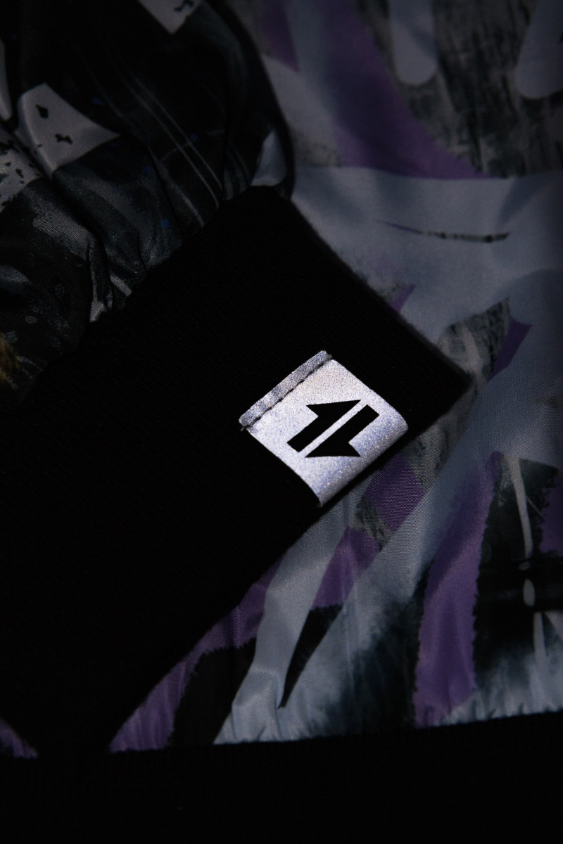 Czarna kurtka przejściowa z kapturem z kolorowym nadrukiem na całości, multikolor