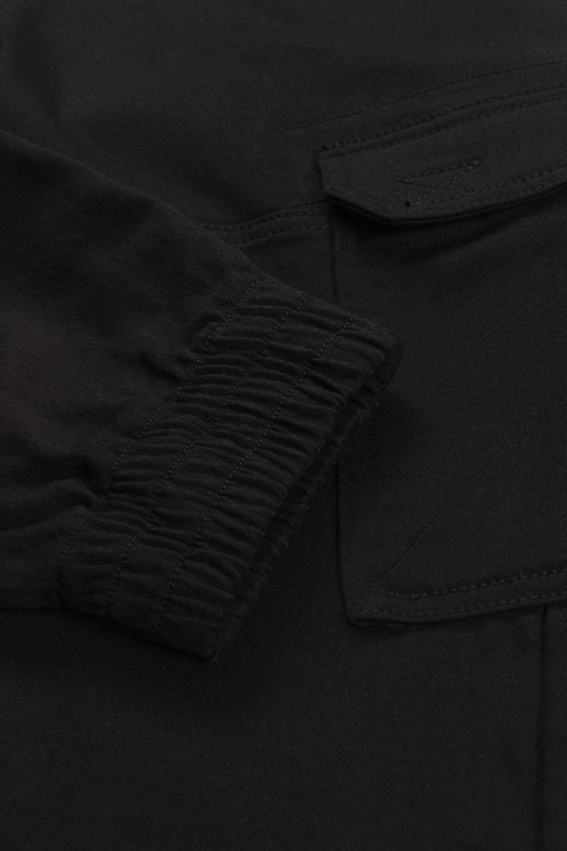 Czarne spodnie typu bojówki z przestrzennymi kieszeniami, czarny