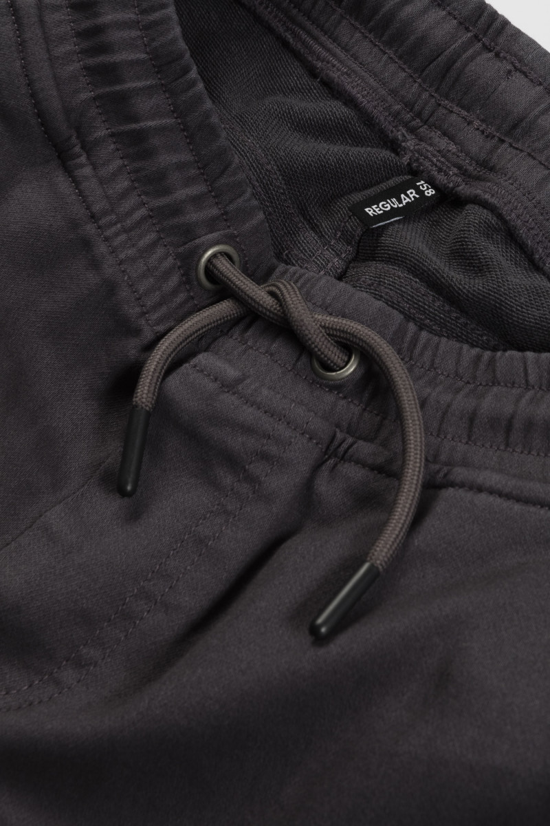 Szare spodnie typu bojówki z przestrzennymi kieszeniami, ciemny szary