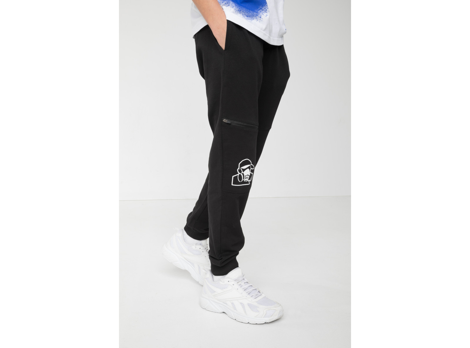 Czarne spodnie dresowe z nadrukiem na nogawce