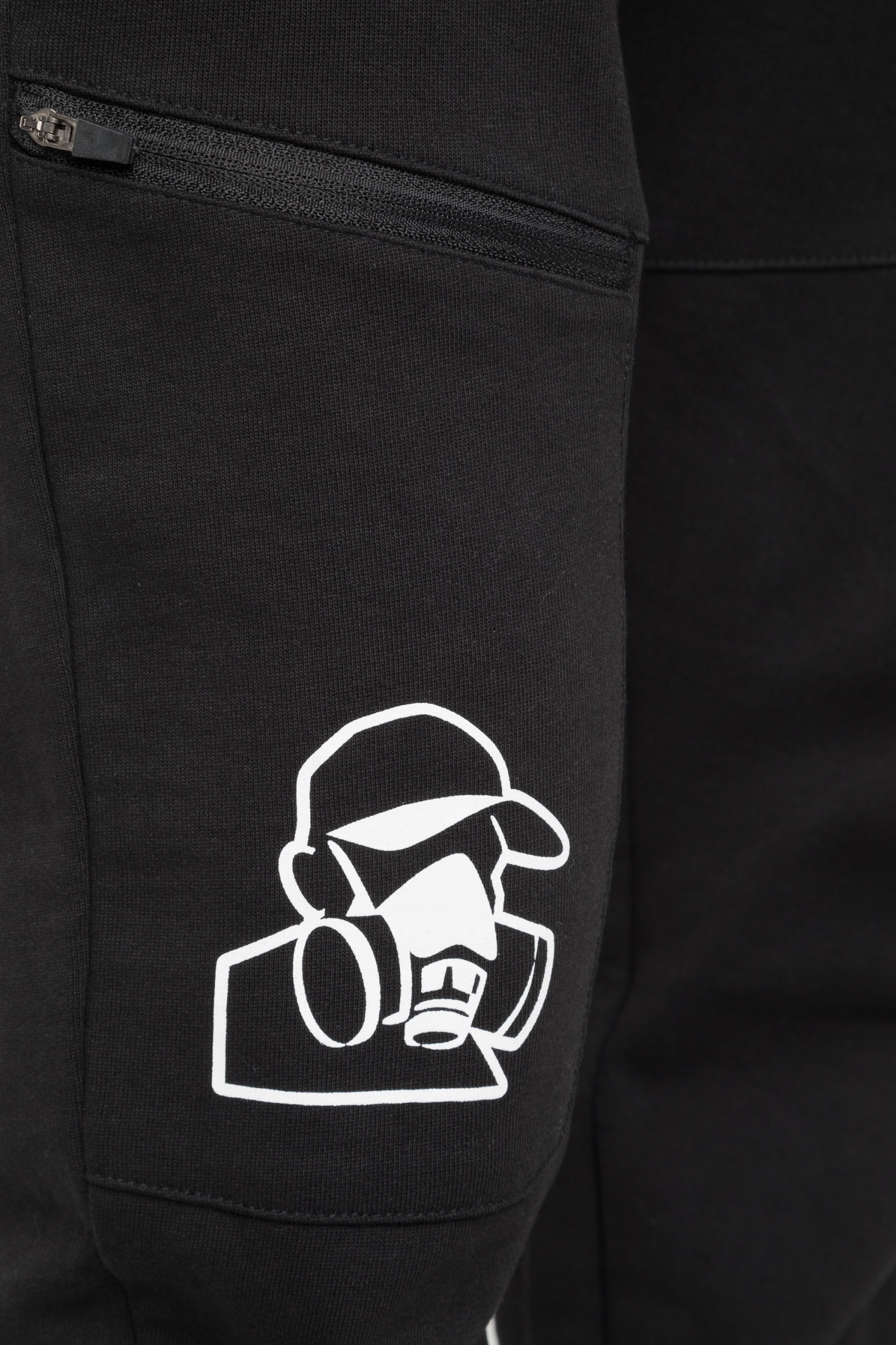 Czarne spodnie dresowe z nadrukiem na nogawce