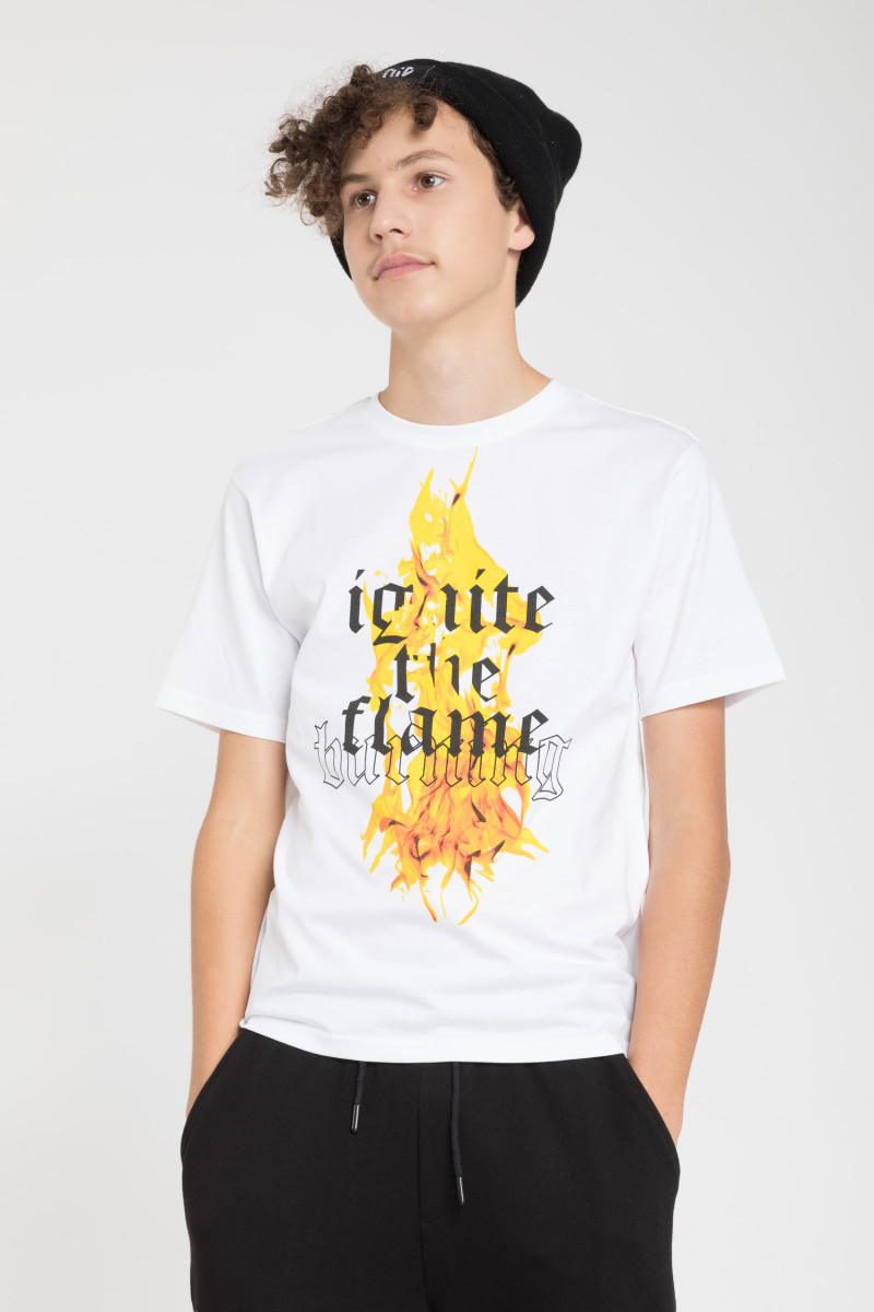 Biały T-shirt z kolorowym nadrukiem z przodu