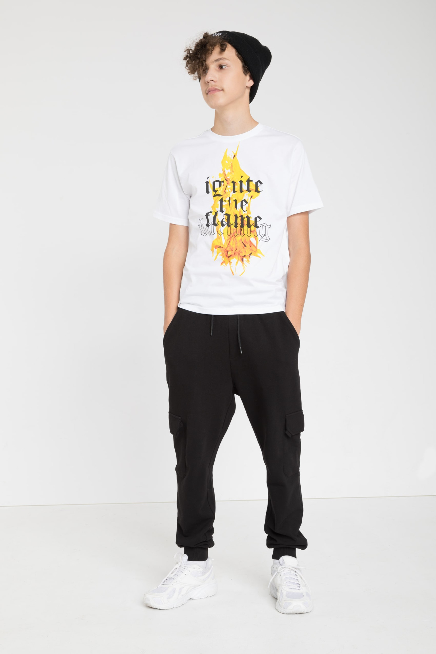 Biały T-shirt z kolorowym nadrukiem z przodu