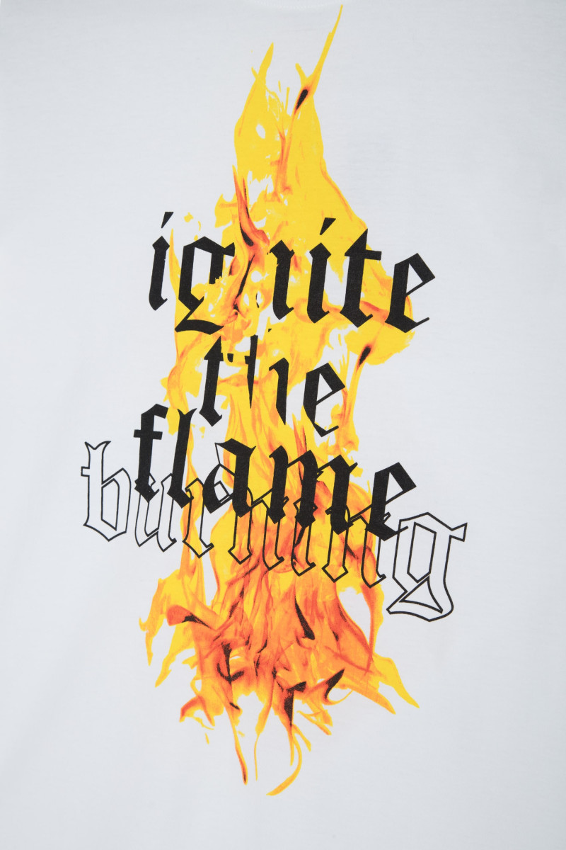 Biały T-shirt z kolorowym nadrukiem z przodu