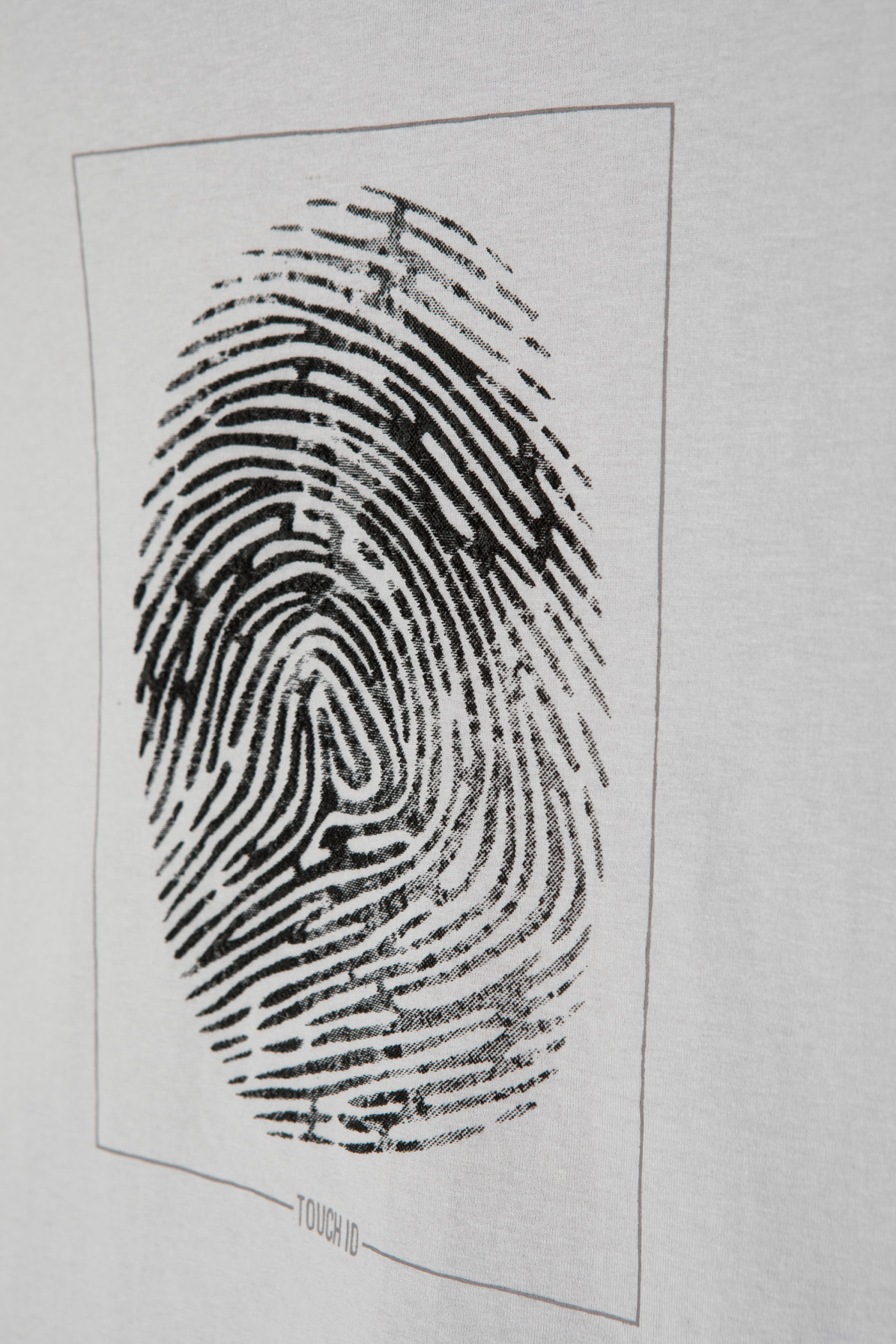 Szary T-shirt z graficznym nadrukiem z przodu