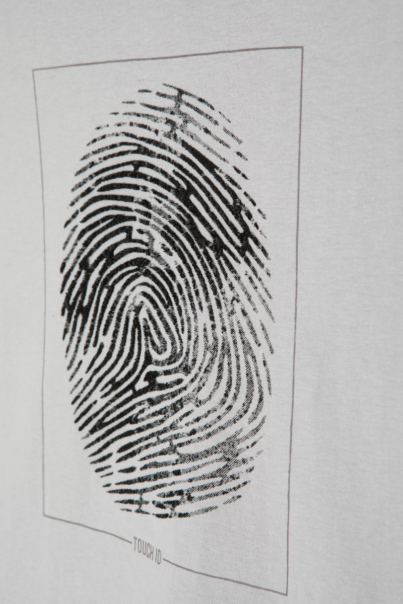 Szary T-shirt z graficznym nadrukiem z przodu