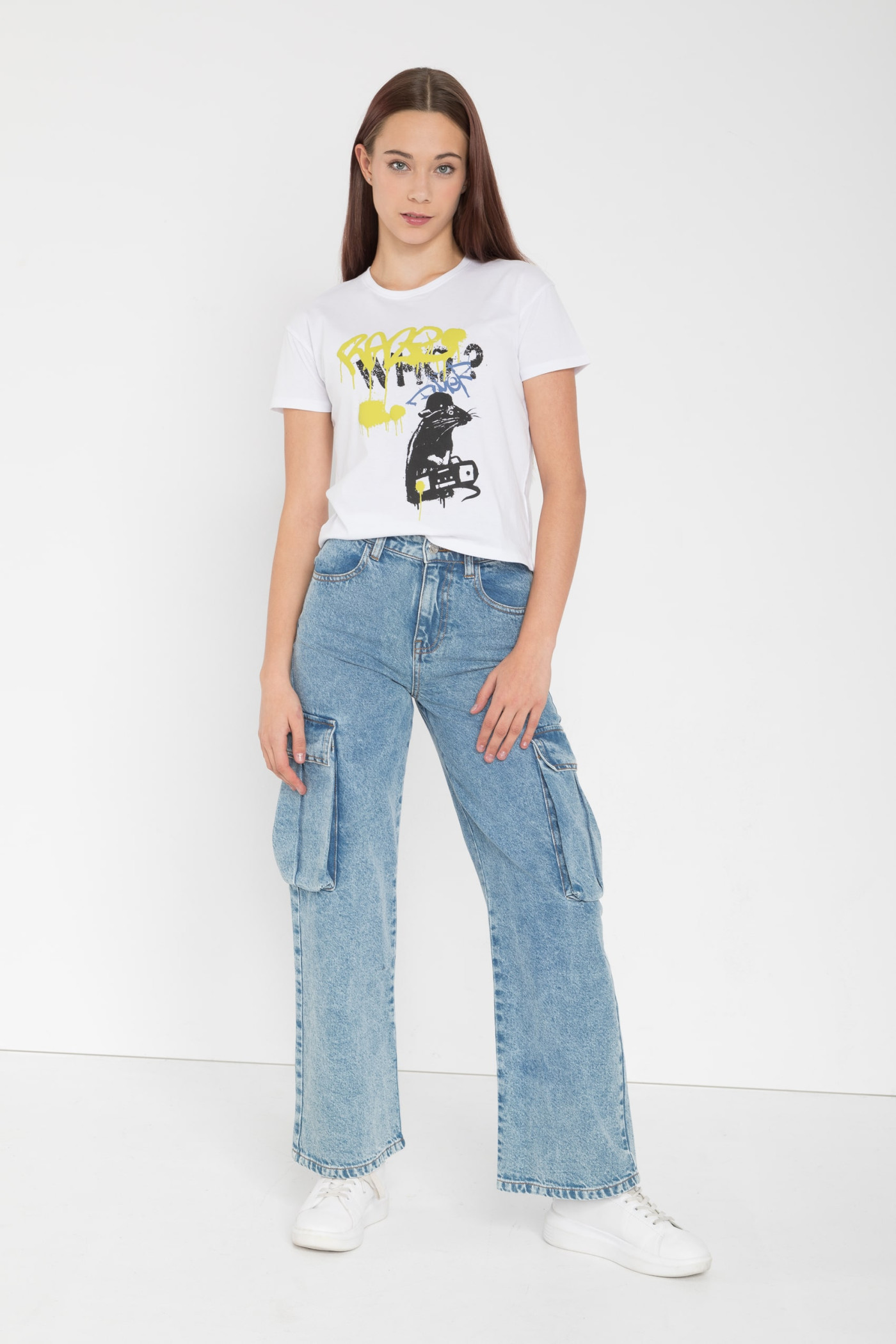 Biały T-shirt z kolorowym nadrukiem z przodu