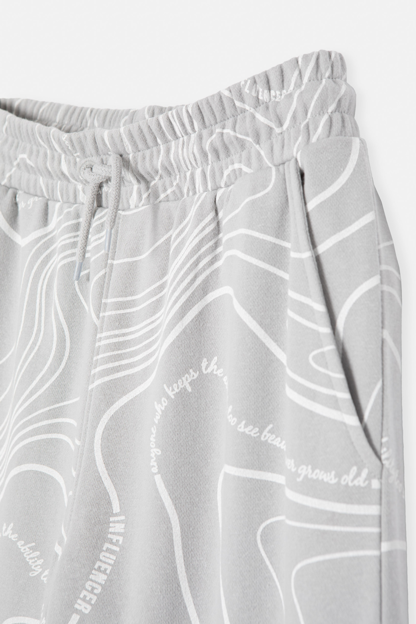 Szare spodnie na gumce w graficzny wzór