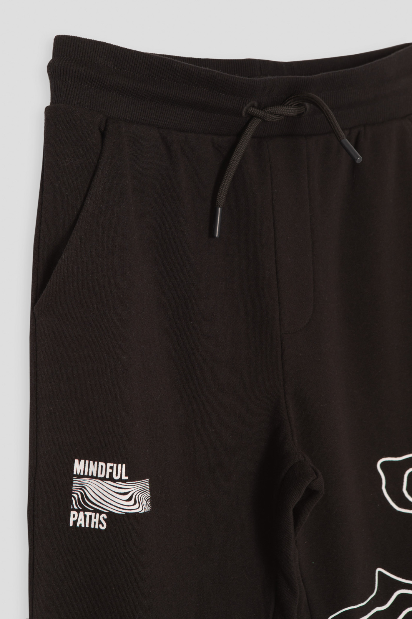 Czarne spodnie dresowe z nadrukiem na nogawce