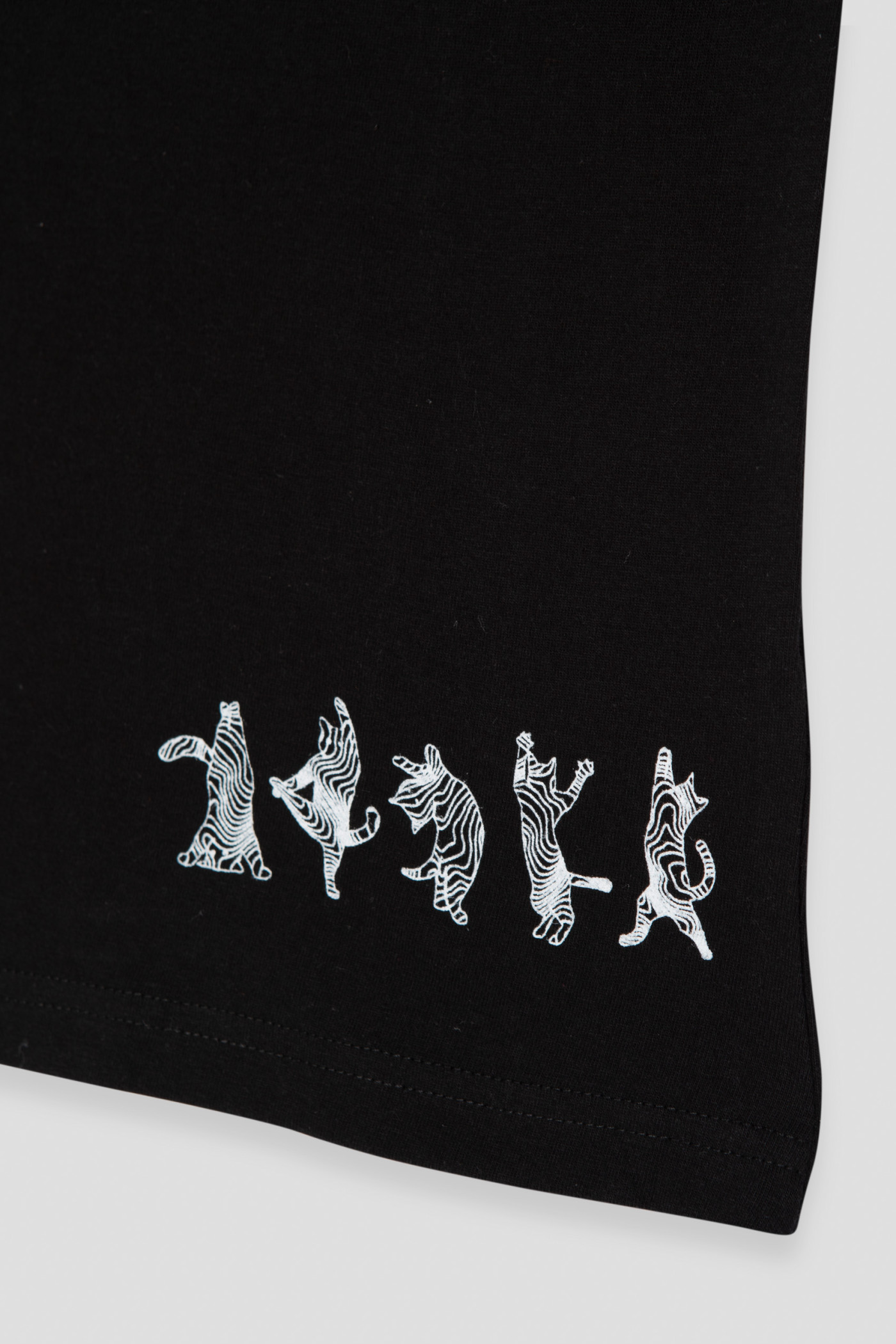Czarny T-shirt z nadrukami z przodu i na plecach