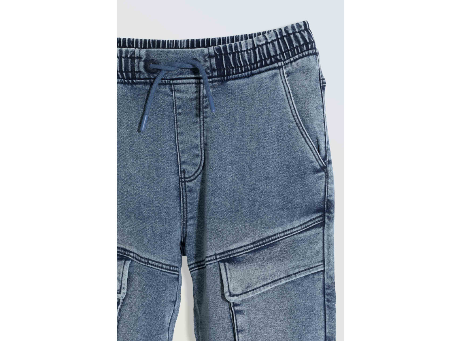 Niebieskie marmurkowe jeansy typu joggery z kieszeniami