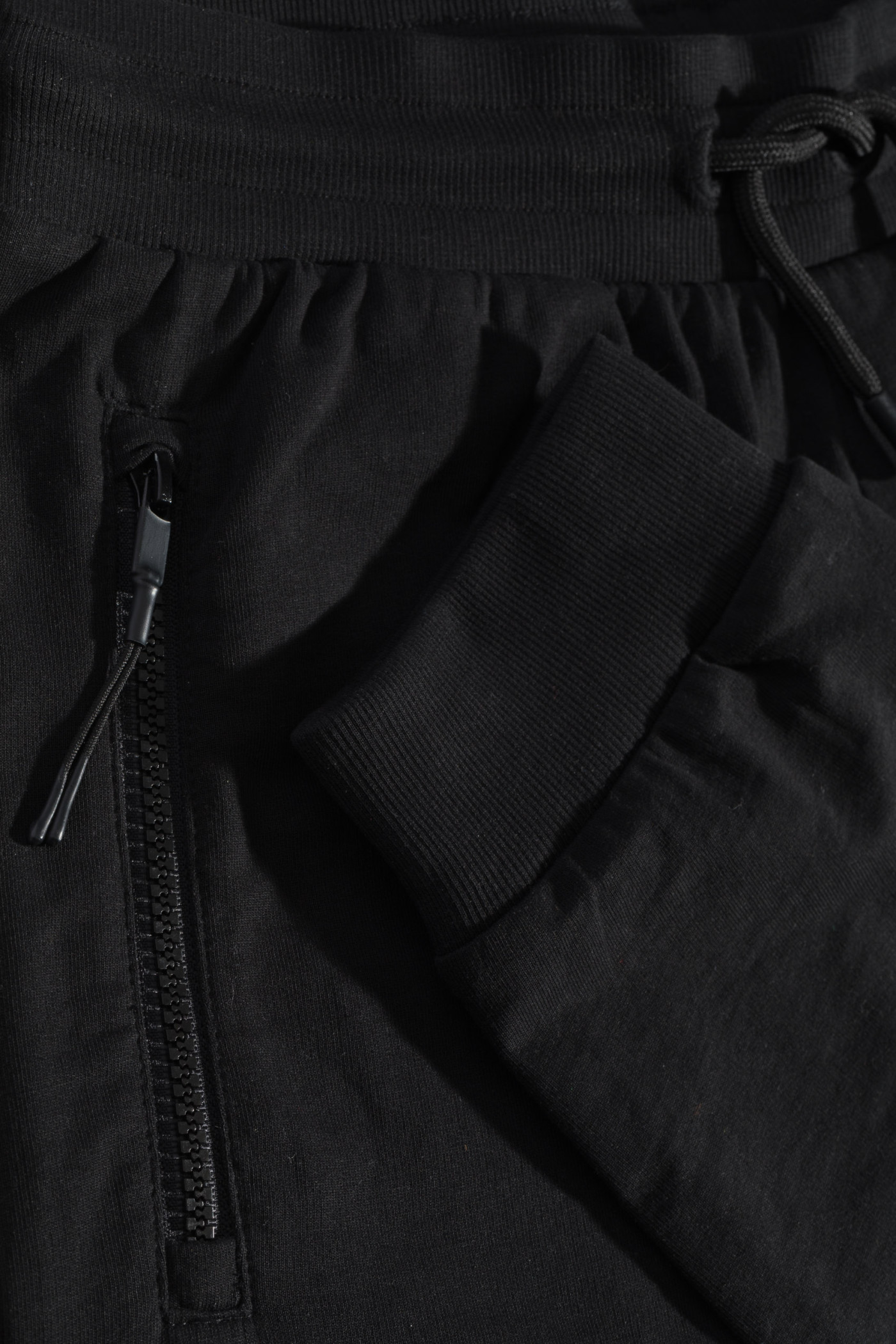 Czarne spodnie dresowe z kieszeniami zapinanymi na zamek