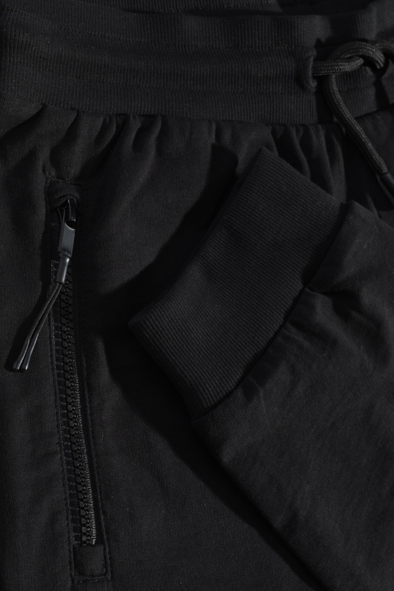 Czarne spodnie dresowe z kieszeniami zapinanymi na zamek