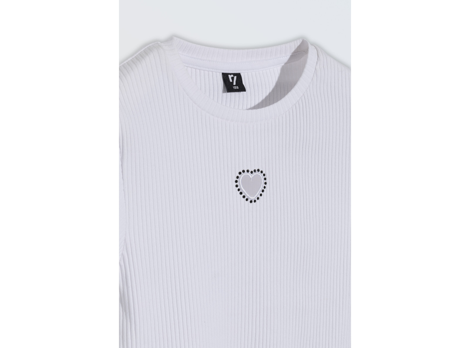 Biała bluzka z dzianiny prążkowanej z ozdobną aplikacją z przodu