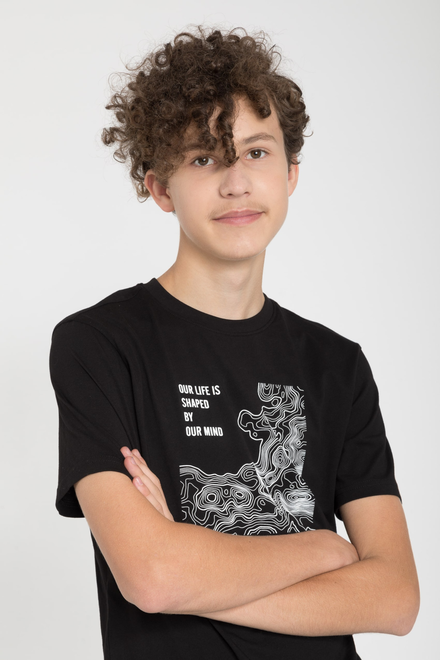 Czarny T-shirt z nadrukiem z przodu