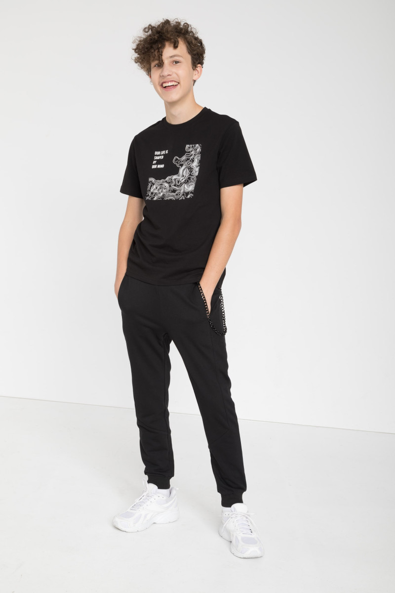 Czarny T-shirt z nadrukiem z przodu