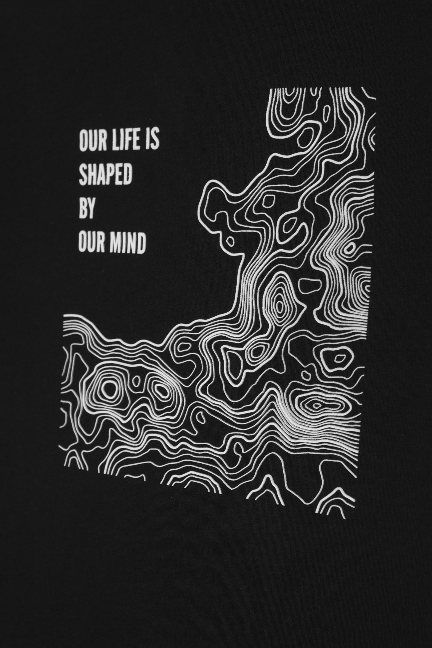 Czarny T-shirt z nadrukiem z przodu