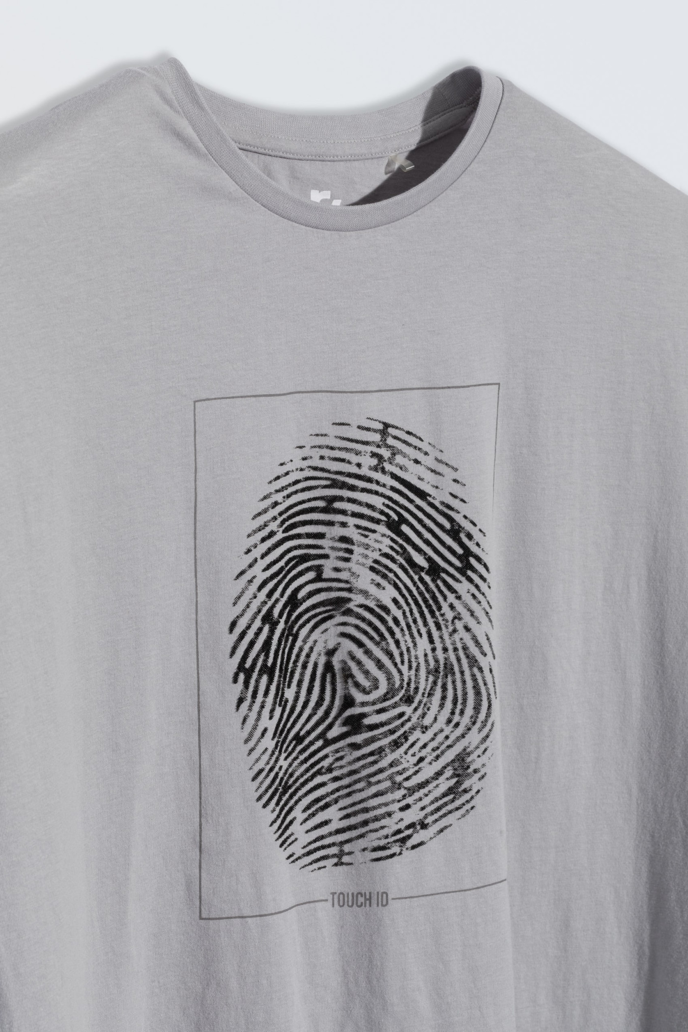 Szary T-shirt z graficznym nadrukiem z przodu