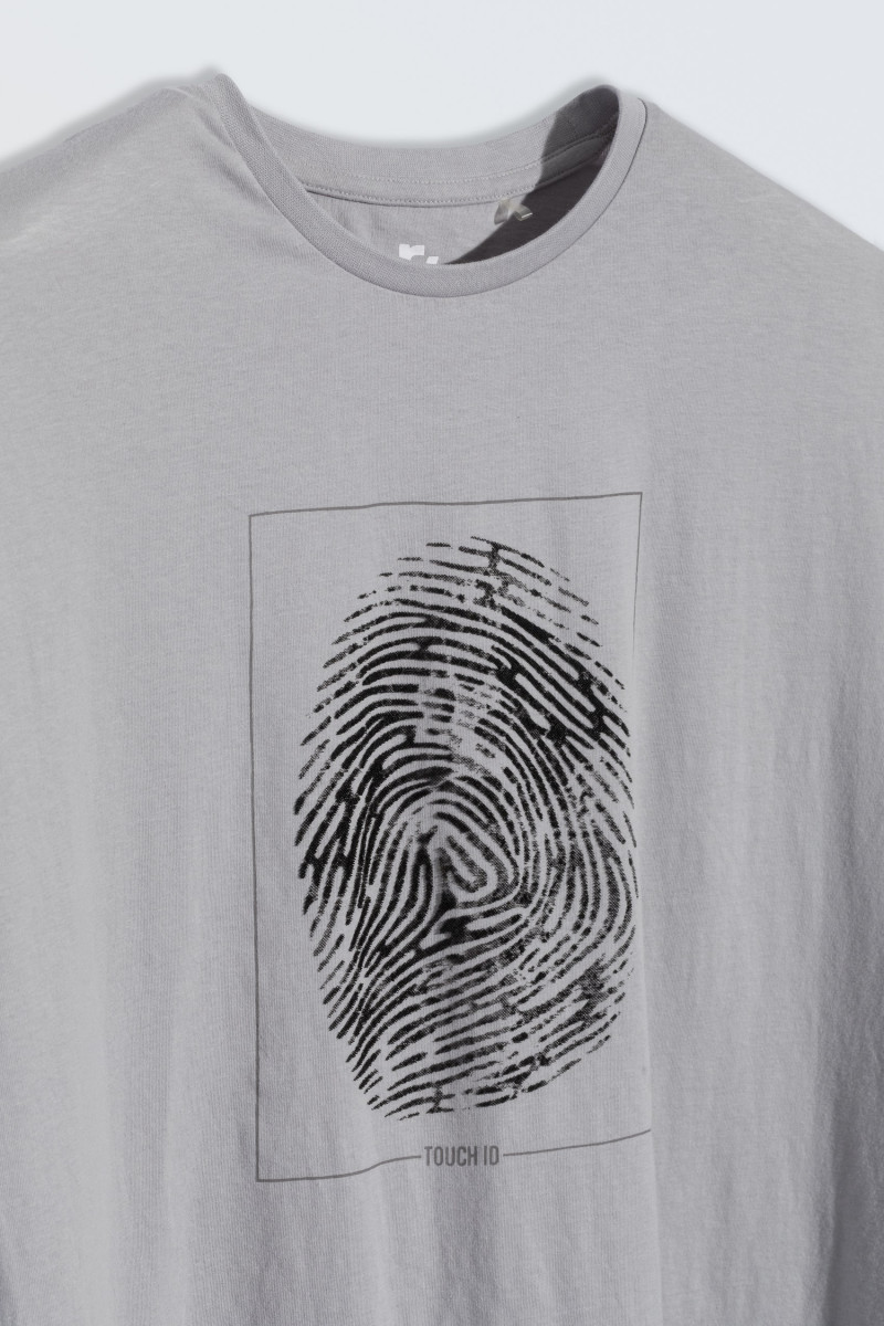 Szary T-shirt z graficznym nadrukiem z przodu