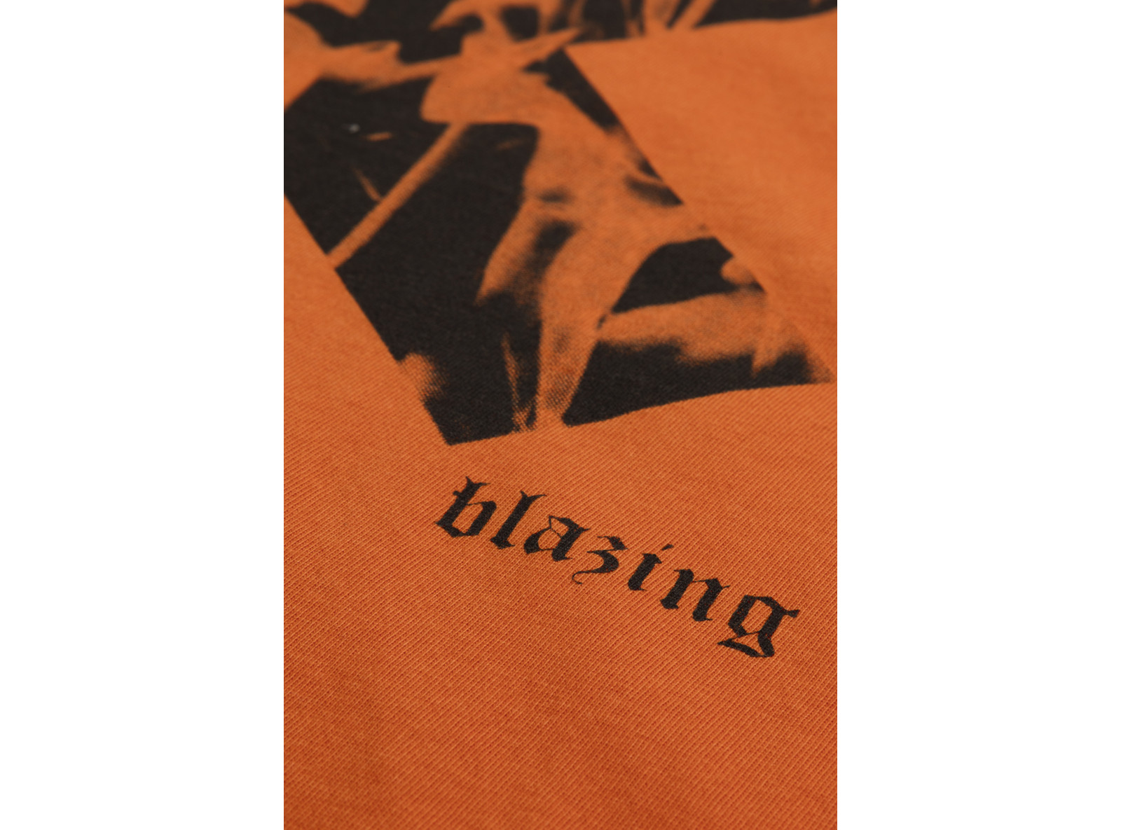 Pomarańczowy T-shirt z czarnym nadrukiem z przodu