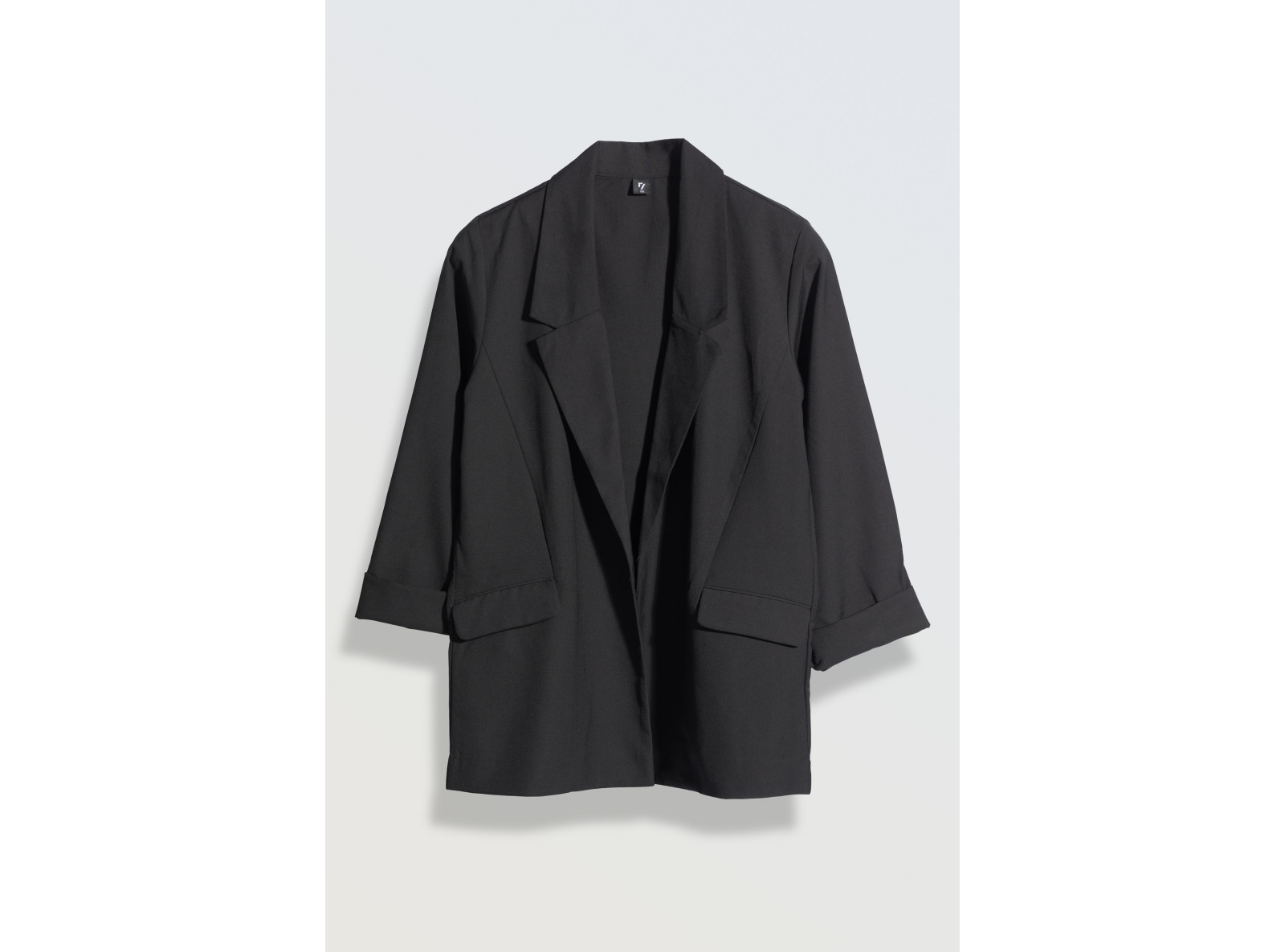 Czarna marynarka oversize z modnymi cięciami