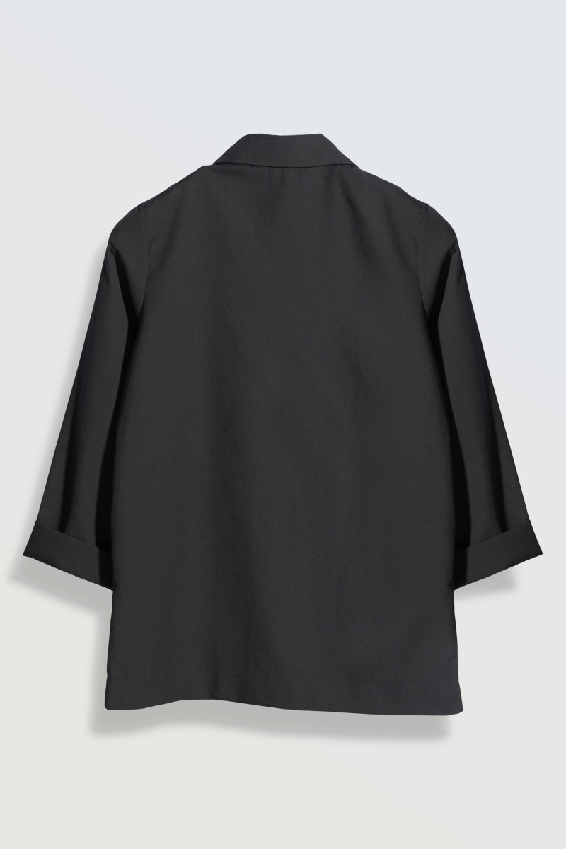 Czarna marynarka oversize z modnymi cięciami