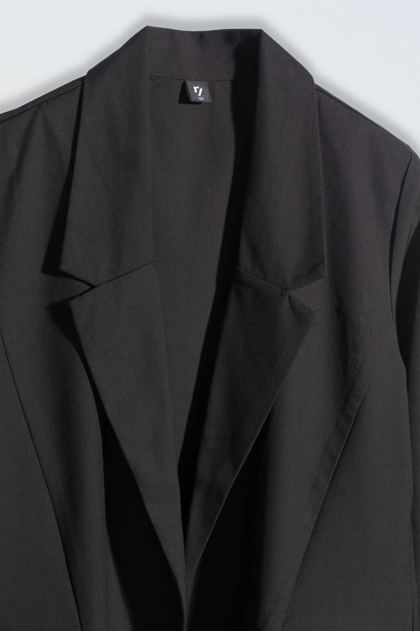 Czarna marynarka oversize z modnymi cięciami