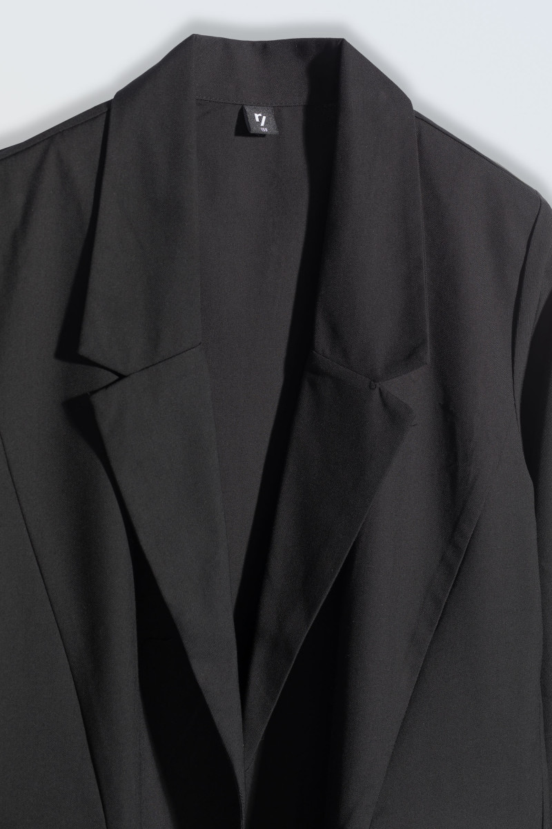 Czarna marynarka oversize z modnymi cięciami