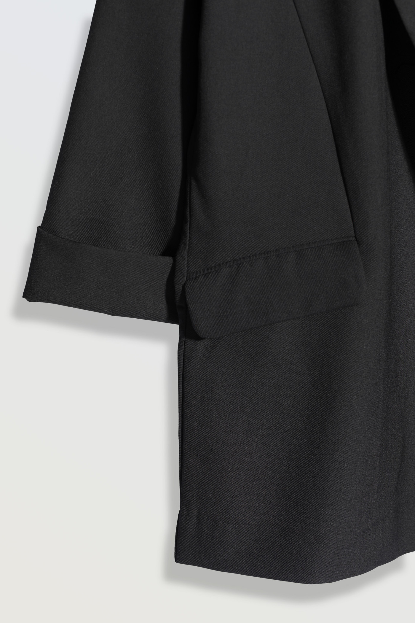 Czarna marynarka oversize z modnymi cięciami