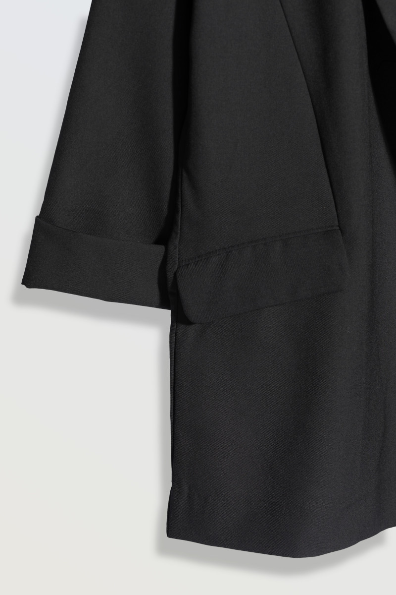 Czarna marynarka oversize z modnymi cięciami