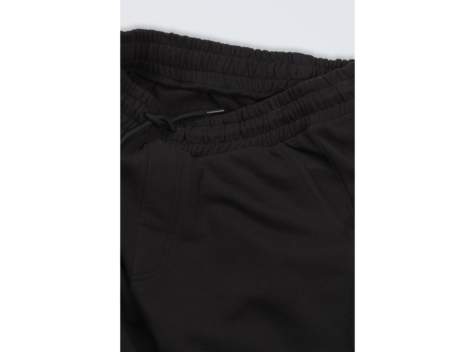 Czarne spodnie dresowe z nadrukiem z tyłu