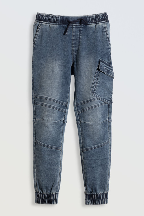 Niebieskie spodnie jeansowe typu joggery z modnymi przeszyciami