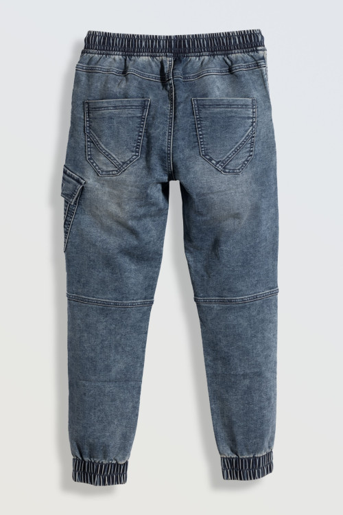 Niebieskie spodnie jeansowe typu joggery z modnymi przeszyciami