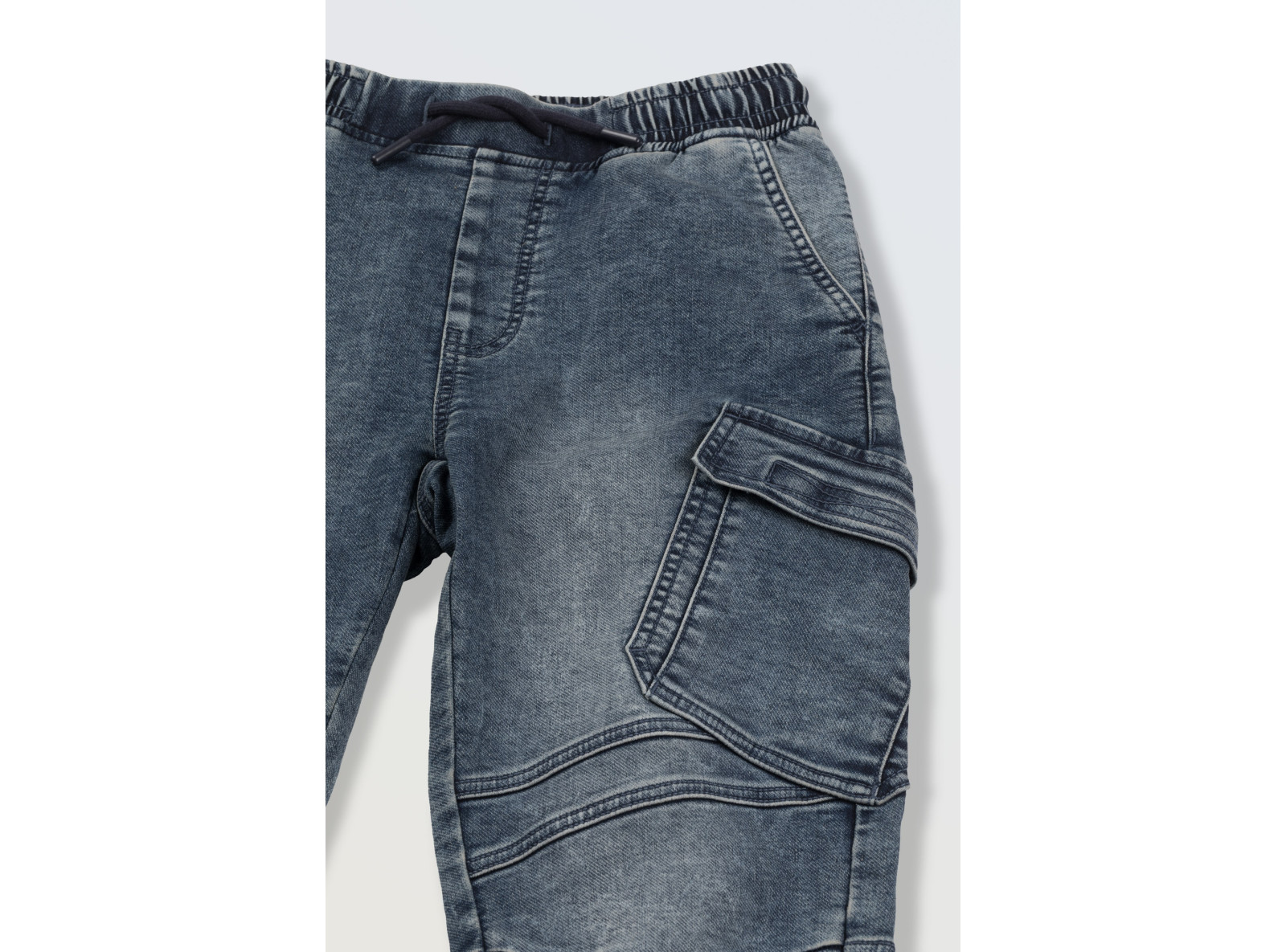 Niebieskie spodnie jeansowe typu joggery z modnymi przeszyciami