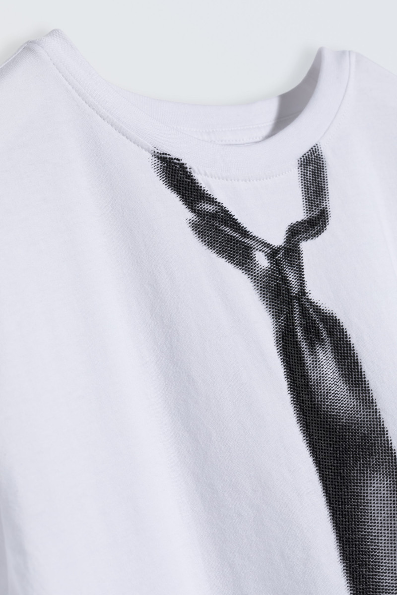 Biały T-shirt z motywem krawatu