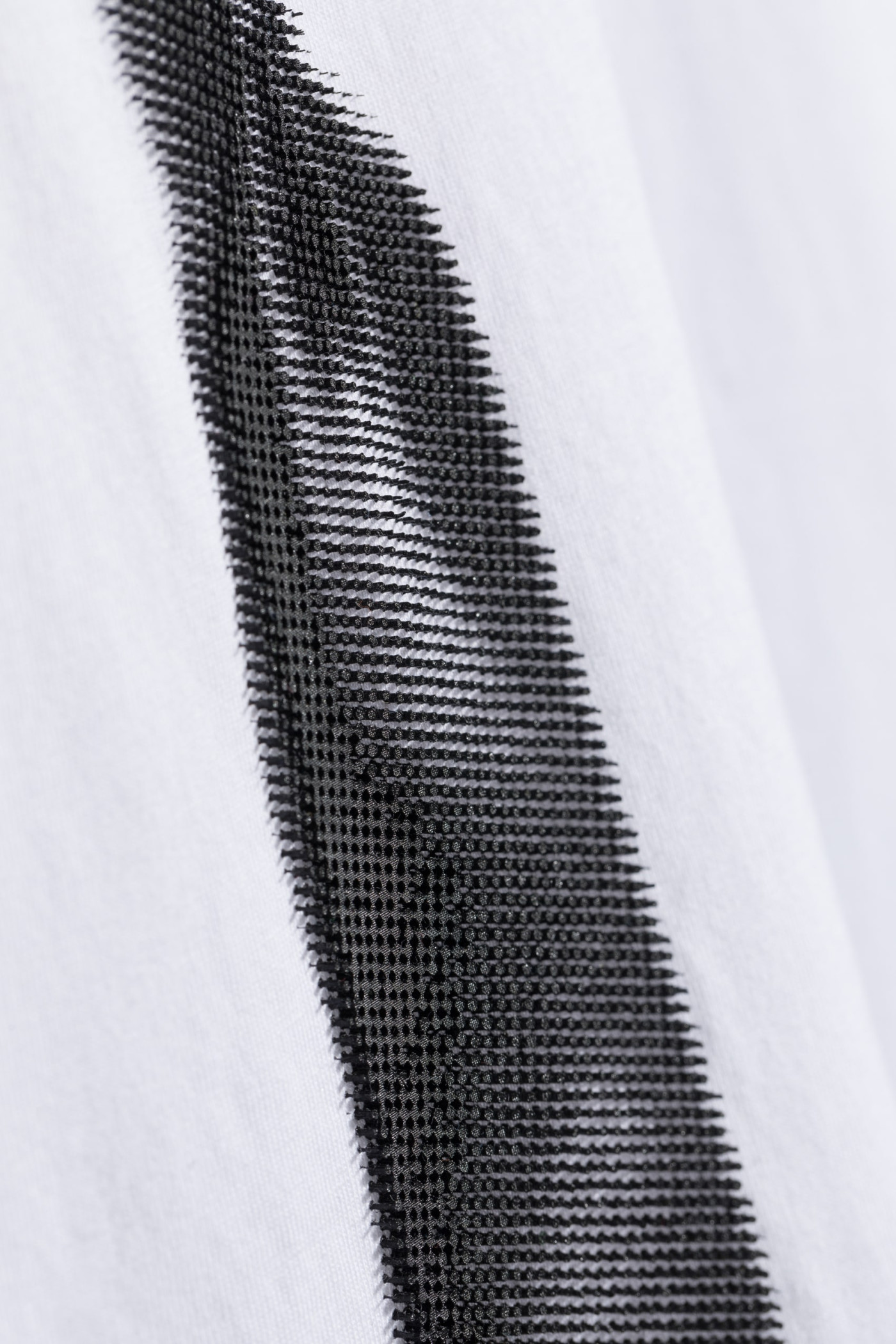 Biały T-shirt z motywem krawatu
