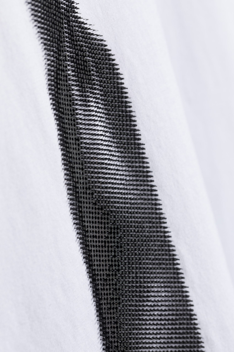 Biały T-shirt z motywem krawatu