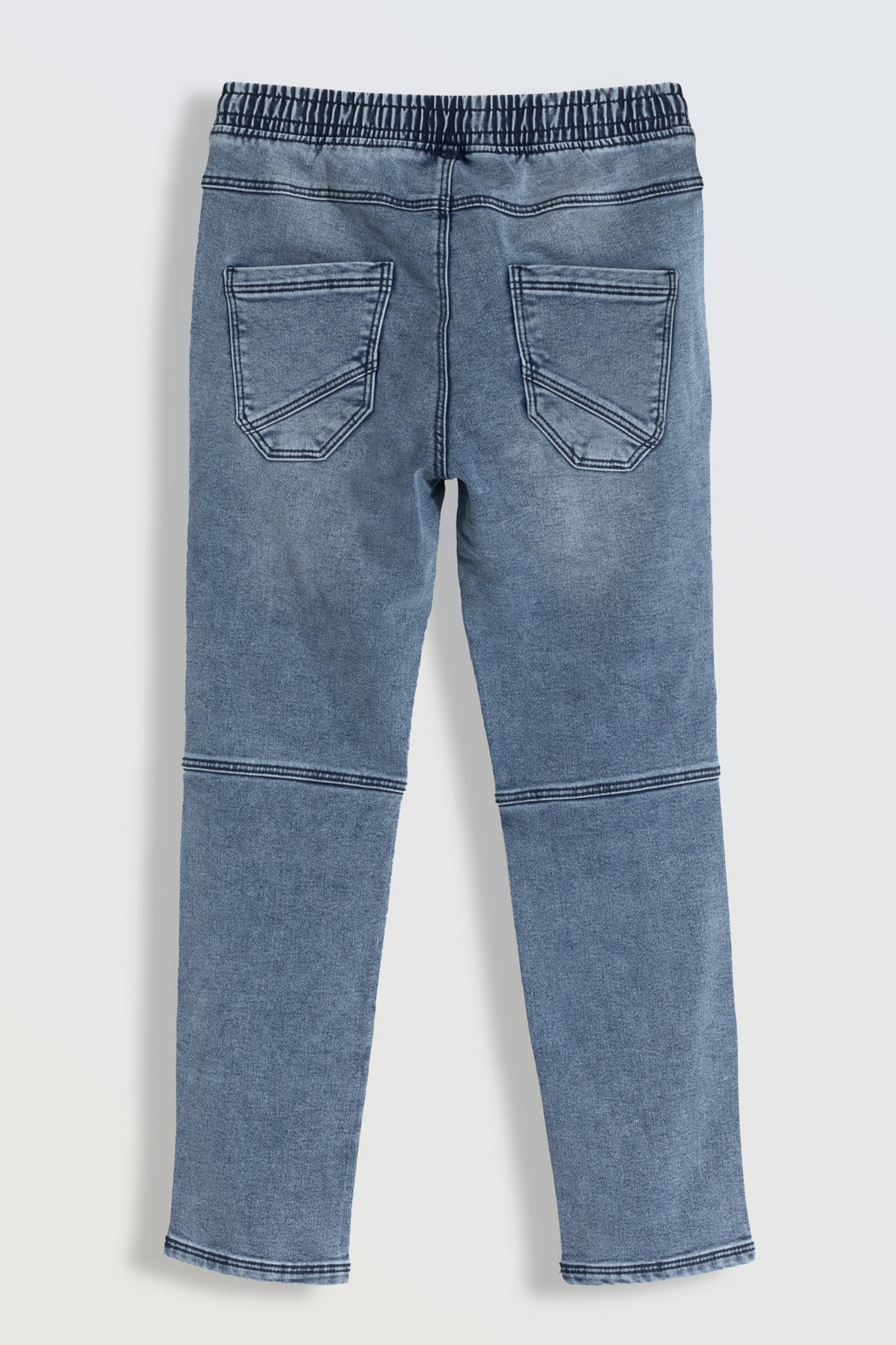 Niebieskie marmurkowe jeansy typu joggery z kieszeniami