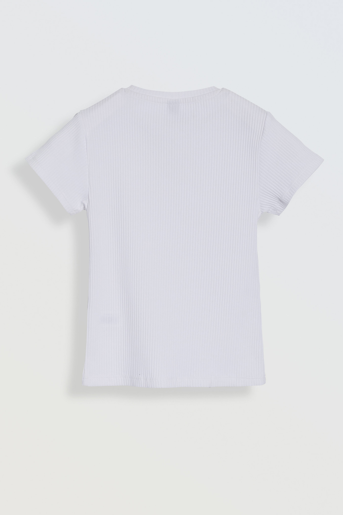 Biała bluzka z dzianiny prążkowanej z ozdobną aplikacją z przodu