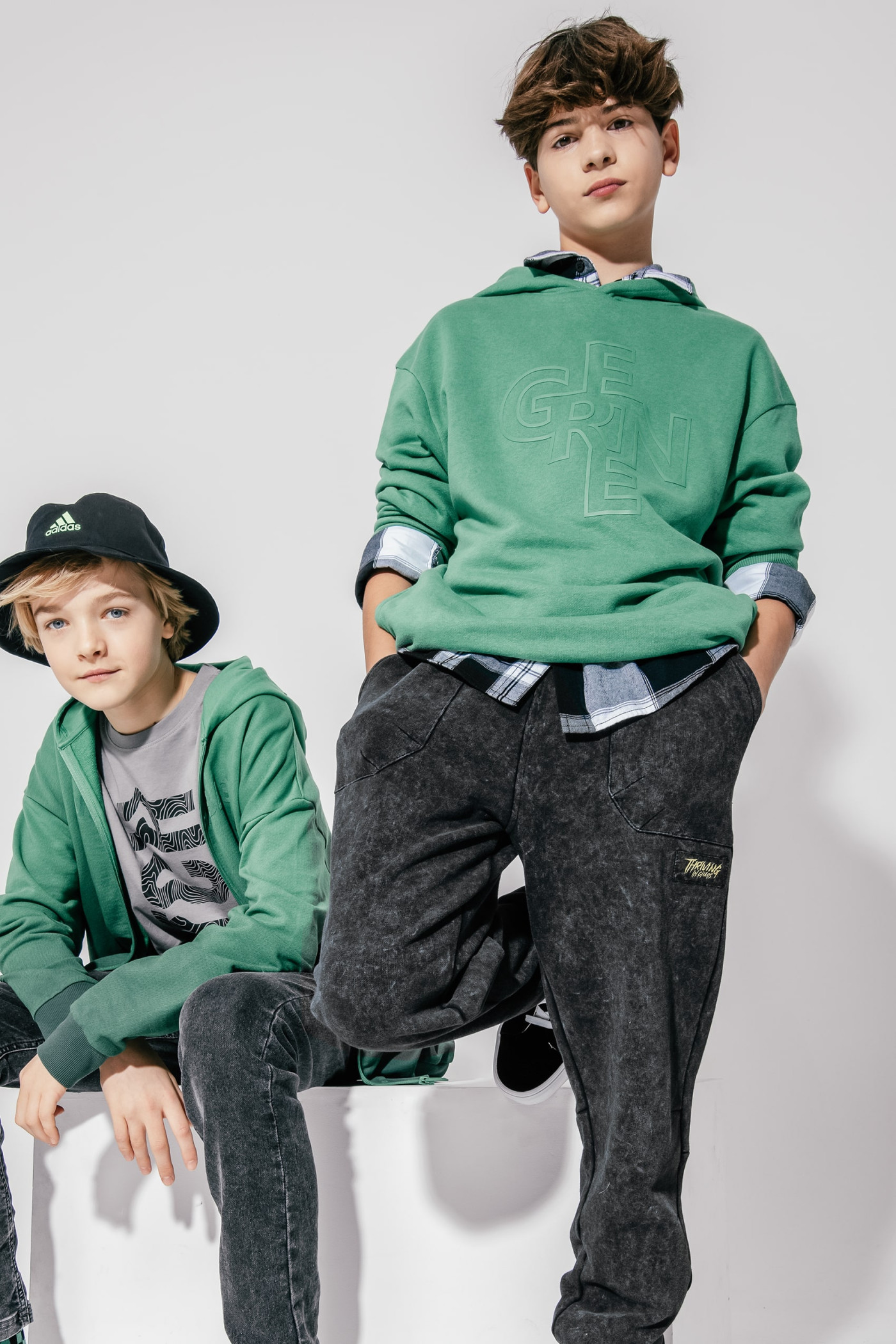 Czarno-szare spodnie dresowe z efektem sprania z naszywanymi kieszeniami