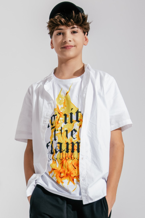 Biały T-shirt z kolorowym nadrukiem z przodu