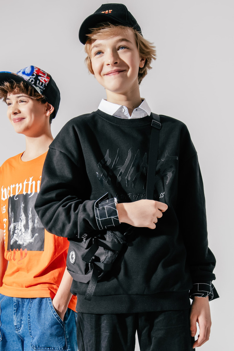 Czarna bluza z błyszczącym nadrukiem, czarny